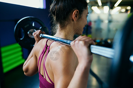 健身房运动举重的体操女运动员运动装女孩活动杠铃身体盘子耐力训练福利练习图片