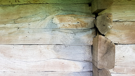 村里一座木刨松木屋的墙壁 立面 角落 棕色质朴的木材纹理背景 建筑学 绿色建筑质量木纹谷仓裂缝木头生态松树硬木力量乡村图片
