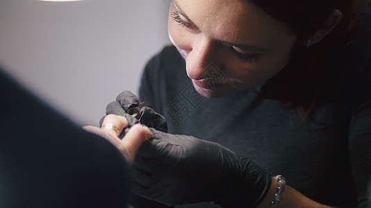 医学面具修指甲大师的肖像  在美容院用指甲劳动魅力机器专家调色板指甲油烘干机女性蓝色服务图片