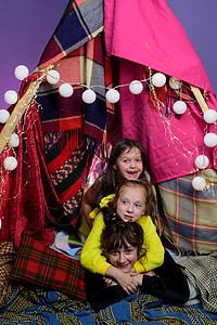 睡觉前 孩子们在客厅里自制的帐篷里拥抱 儿童睡衣派对 儿童睡衣 帐篷屋里的小女孩 姐妹或最好的朋友花时间图片