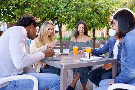 多民族朋友团体在户外酒吧喝酒 校对 Portnoy乐趣咖啡店橙子会议学生快乐青年男人女孩们成人图片