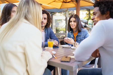 多民族朋友团体在户外酒吧喝酒 校对 Portnoy早餐学生桌子成人男人手机橙子快乐女孩们女性图片