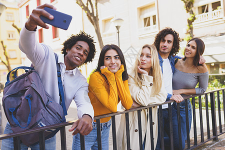 黑发黑发的黑人和多种族朋友组 使用智能手机自拍幸福照片喜悦多样性电话女孩爆炸乐趣团体朋友们图片