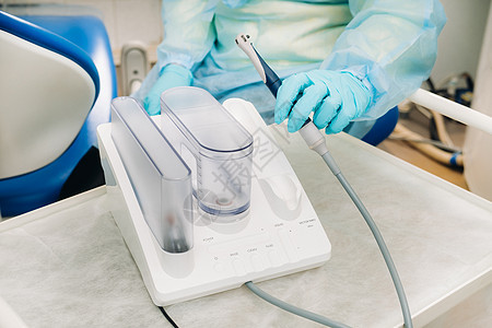 牙科办公室的超音速缩压器在牙医手中  牙科概念橡皮手套医生诊所牙齿工具涡轮卫生外科手术图片
