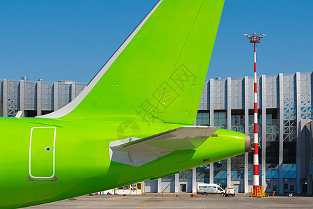 阳光明日 在机场的绿色客机假期货物乘客商业坡道航空飞机场旅游车辆航空公司图片
