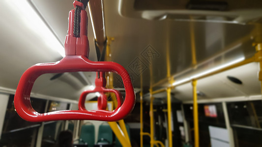 现代郊区和城市公交车 空公交车等的交通站乘客上限上挂着红色扶手栏图片
