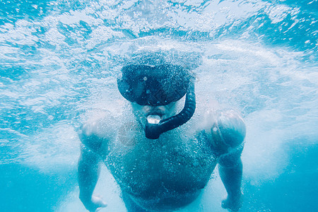 运动的人类自由潜水游泳水下表面图片