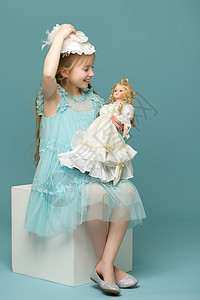 可爱的小女孩玩娃娃裙子女性幼儿园游戏婴儿童年房间房子微笑玩具图片