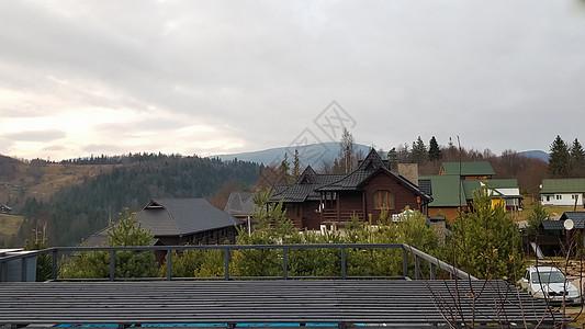 五颜六色的秋天风景在一个山村 喀尔巴阡山脉的薄雾早晨 乌克兰 欧洲 美丽的山丘和房屋 美丽的世界 秋天的山景 美丽的自然景观国家图片