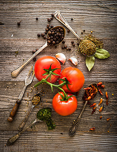 新鲜番茄和香料柠檬食物叶子盘子餐厅美食饮食香菜木板胡椒图片