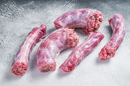 Raw Turkan 在屠宰桌上的脖子肉 白背景 顶端视图迷迭香白色烹饪胡椒火鸡家禽营养红色香料动物图片
