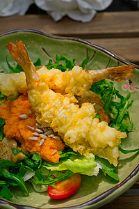 配沙拉的日本新鲜虾海胆贝类美食饮食海鲜寿司食品对虾盘子老虎图片