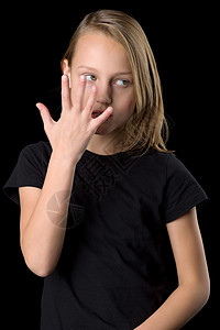 穿着黑色T恤的少女近身肖像 在黑人背景下穿黑衫手势童年纺织品金发女郎服饰冒充青少年广告女性衣服图片