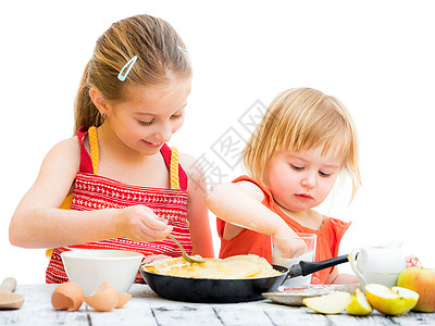 姐妹们做煎饼幸福烘烤饼子孩子面团乐趣早餐面粉厨师家庭图片