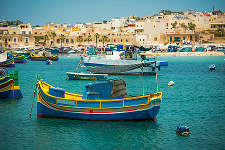 Marsaxlokk村附近渔船钓鱼渔夫传统木头旅游港口村庄文化绳索市场图片