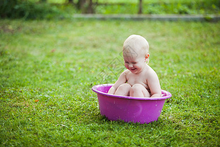 洗澡时的婴儿脸盆花园娱乐乐趣盆地孩子男性水池草地享受图片