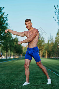 男人在公园里做操练的人 身体膨胀运动员训练活动成人草地男性运动跑步夫妻赛跑者图片
