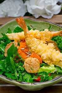 配沙拉的日本新鲜虾餐厅海胆海鲜饮食食物寿司老虎蔬菜食品盘子图片