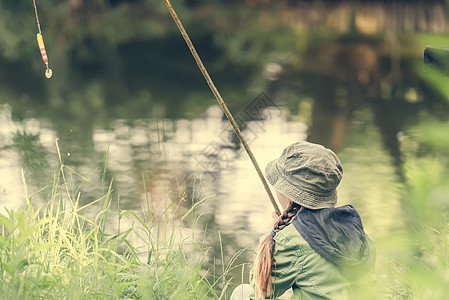 坐在河边的小渔夫银行钓鱼女孩假期乐趣女士童年闲暇孩子青年图片
