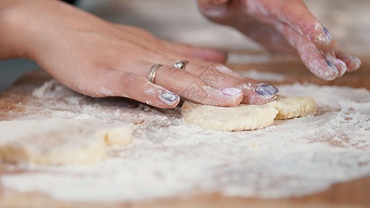 女人的手用钱做自制煎饼女性微笑面包糕点烹饪童年学习女士家庭食物图片