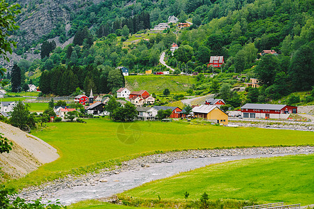 挪威与乡间别墅的山风景 挪威村庄 Flam 的鸟瞰图 弗洛姆村位于挪威弗洛姆河畔风光背景房子小城国家村庄住房壁纸农村木屋图片
