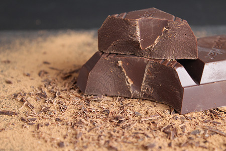灰黑色背景国际巧克力日碎碎巧克力的宏观食品图片