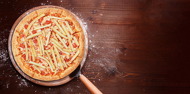经典意大利比萨饼在木托盘上 在意大利一家小餐厅服务过香肠土豆油炸带子拼贴画红色食物女士潜艇白色图片