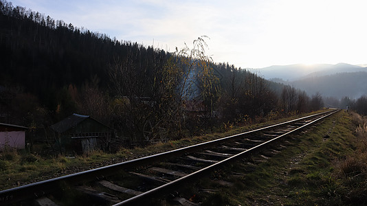 两条铁轨紧密结合 古老的音调 铁路和木制卧底者图片
