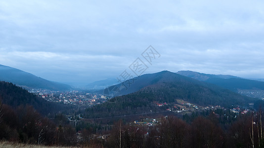 五颜六色的秋天风景在一个山村 喀尔巴阡山脉的薄雾早晨 乌克兰 欧洲 美丽的山丘和房屋 美丽的世界 秋天的山景 美丽的自然景观爬坡图片