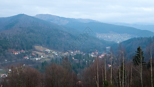 五颜六色的秋天风景在一个山村 喀尔巴阡山脉的薄雾早晨 乌克兰 欧洲 美丽的山丘和房屋 美丽的世界 秋天的山景 美丽的自然景观国家图片