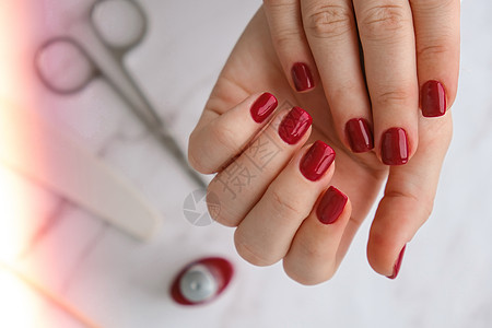 时尚的红色女性指甲 现代美丽的修指甲 秋冬美甲设计的美容理念 凝胶指甲 皮肤护理女士手指卫生魅力化妆品奢华刷子钳子沙龙工具图片