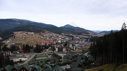 五颜六色的秋天风景在一个山村 喀尔巴阡山脉的薄雾早晨 乌克兰 欧洲 美丽的山丘和房屋 美丽的世界 秋天的山景 美丽的自然景观森林图片