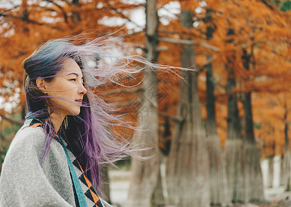 美丽的女人在秋天走路图片