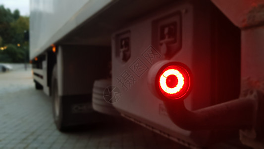 卡车后方圆形红色标志灯的特写镜头 卡车尾灯 背景模糊 夜间在路上安全旅行的概念反射塑料汽车货车尾巴驾驶安全运输机器玻璃图片