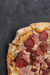 黑混凝土背景的四份肉披萨脆皮面团餐厅食物黑色香肠美食小吃胡椒午餐图片