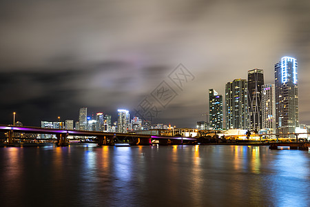 迈阿密市中心麦克阿瑟高速公路 从威尼斯桥的迈阿密夜里 佛罗里达市区图片