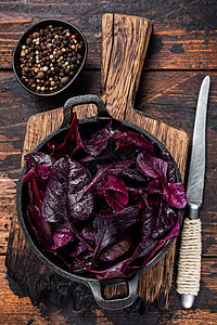 瑞士红色硬纸或曼戈尔德沙拉叶在锅中 深木木背景 顶部视图饮食多叶营养紫色沙拉蔬菜农业菠菜食物白色图片
