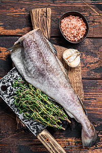 木板上的鲜生鳕鱼或鳕鱼 有刀子 深木背景盘子桌子白色海洋营养胡椒香料美食美食家鱼片图片
