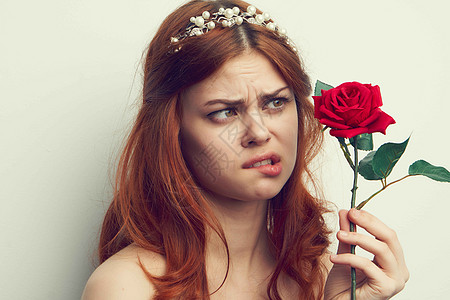 具有玫瑰花妆化妆型的有魅力女子药品阳光皮肤裙子花圈玫瑰口红新娘身体晴天图片