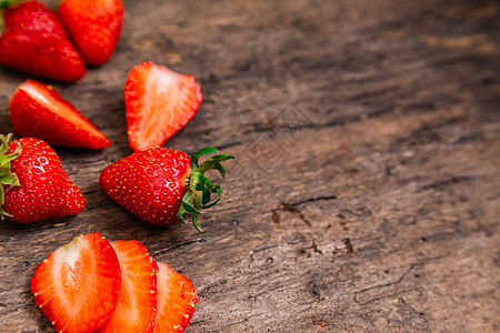 木制桌上的草莓 木制背景上的新鲜草莓图片