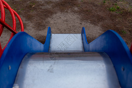 儿童滑动的蓝色侧面和闪亮金属表面 儿童滑动的下方视图地面娱乐闲暇幼儿园城市公园塑料游戏梯子喜悦图片