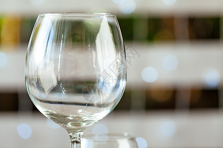 餐桌上的空酒杯环境餐具午餐奢华玻璃盘子桌子用餐饮料接待图片