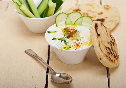 阿拉伯中东部山羊酸奶和黄瓜沙拉营养拉班食物蔬菜盘子美食奶油图片