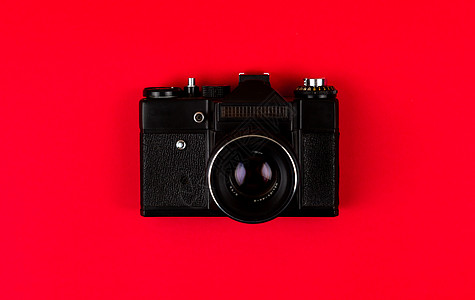 红色背景隔离的平面胶片摄像头古董摄影师旅行乡愁电影桌子镜片相机毫米高架背景图片