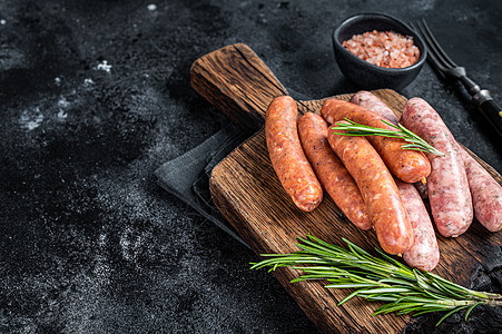 木板上配有香料的原生香肠Chorizo和Bratwurst 黑色背景 顶视图 复制空间羊肉红色屠夫猪肉胡椒草本植物烧烤烹饪美食迷图片