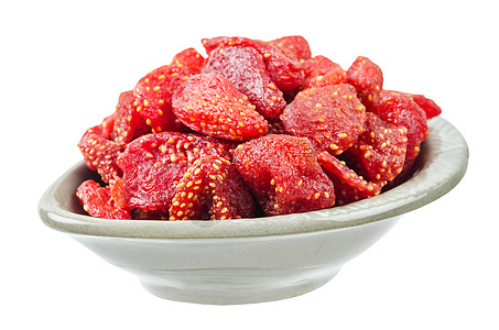草莓背景杯子里干着甜草莓 在白色背景上孤立无援水果糖果营养脱水饮食绿色浆果干粮芯片叶子背景