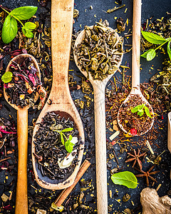 黑桌上的茶早餐植物花瓣食物叶子团体水果木槿香气勺子图片