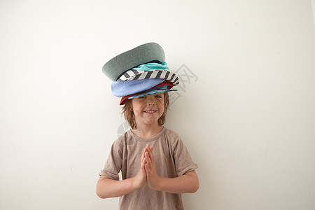 可爱的小男孩头顶戴不同帽子感激棕榈个性折叠微笑工作室外貌头饰露齿孩子图片