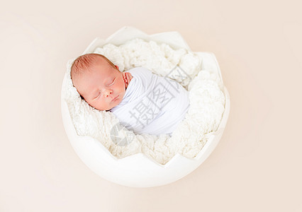 新生儿睡在蛋形摇篮中图片