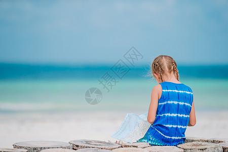 小女孩在Caribbean海滩听耳机音乐玩家海景享受热带微笑情调闲暇女孩快乐假期图片